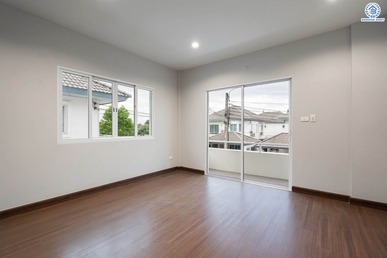 บ้านมือสองตกแต่งใหม่ โครงการ ชวนชื่นโมดัส ราชพฤกษ์-ท่าอิฐ เนื้อที่กว่า 53 ตร.ว. พร้อมฟังก์ชัน 3 ห้องนอน 3 ห้องน้ำ จอดรถได้ 2 คัน บนทำเลศักยภาพ เชื่อมต่อถนนรัตนาธิเบศร์ และถนนราชพฤกษ์ ทำเลใจกลาง 2 เซ็นทรัล ใกล้รถไฟฟ้า "สถานีบางรักน้อยท่าอิฐ"